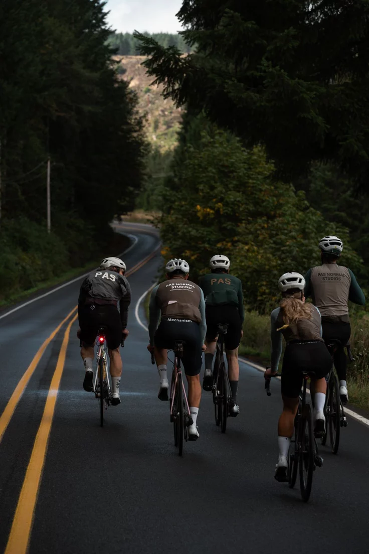 Cycliste sur une piste au Québec