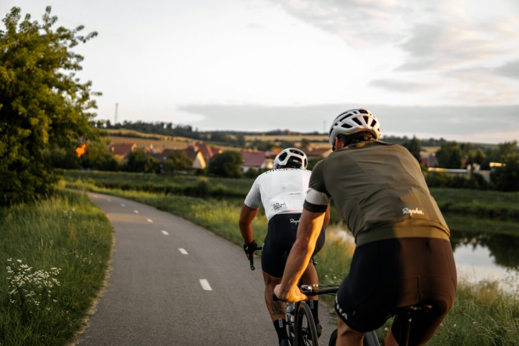 Cycliste sur une piste cyclable en Estrie